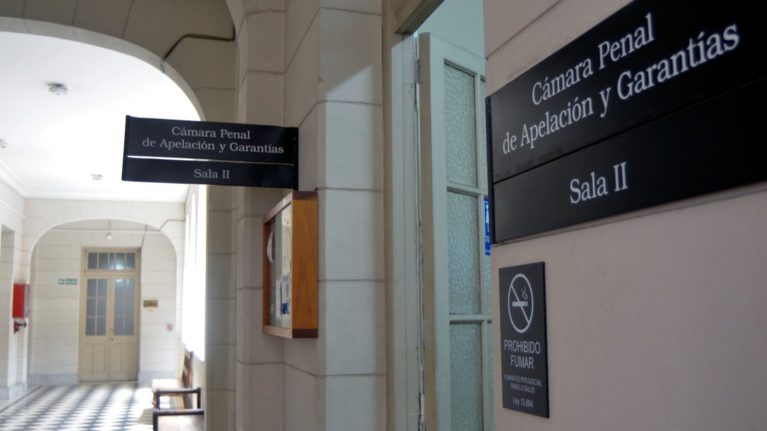 Condenaron a un hombre por delitos contra una menor y a su hija por filmar los hechos