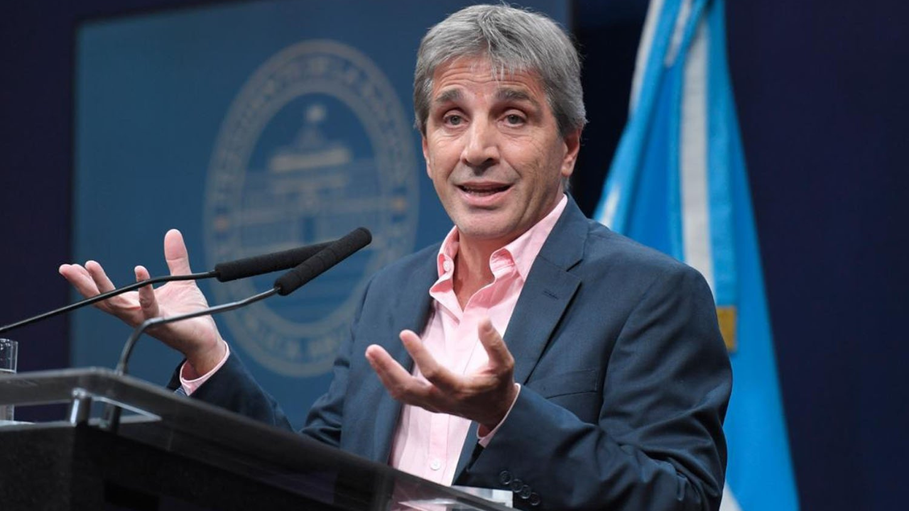 Cómo logró el Gobierno mantener el superávit tras sustituir el impuesto PAIS