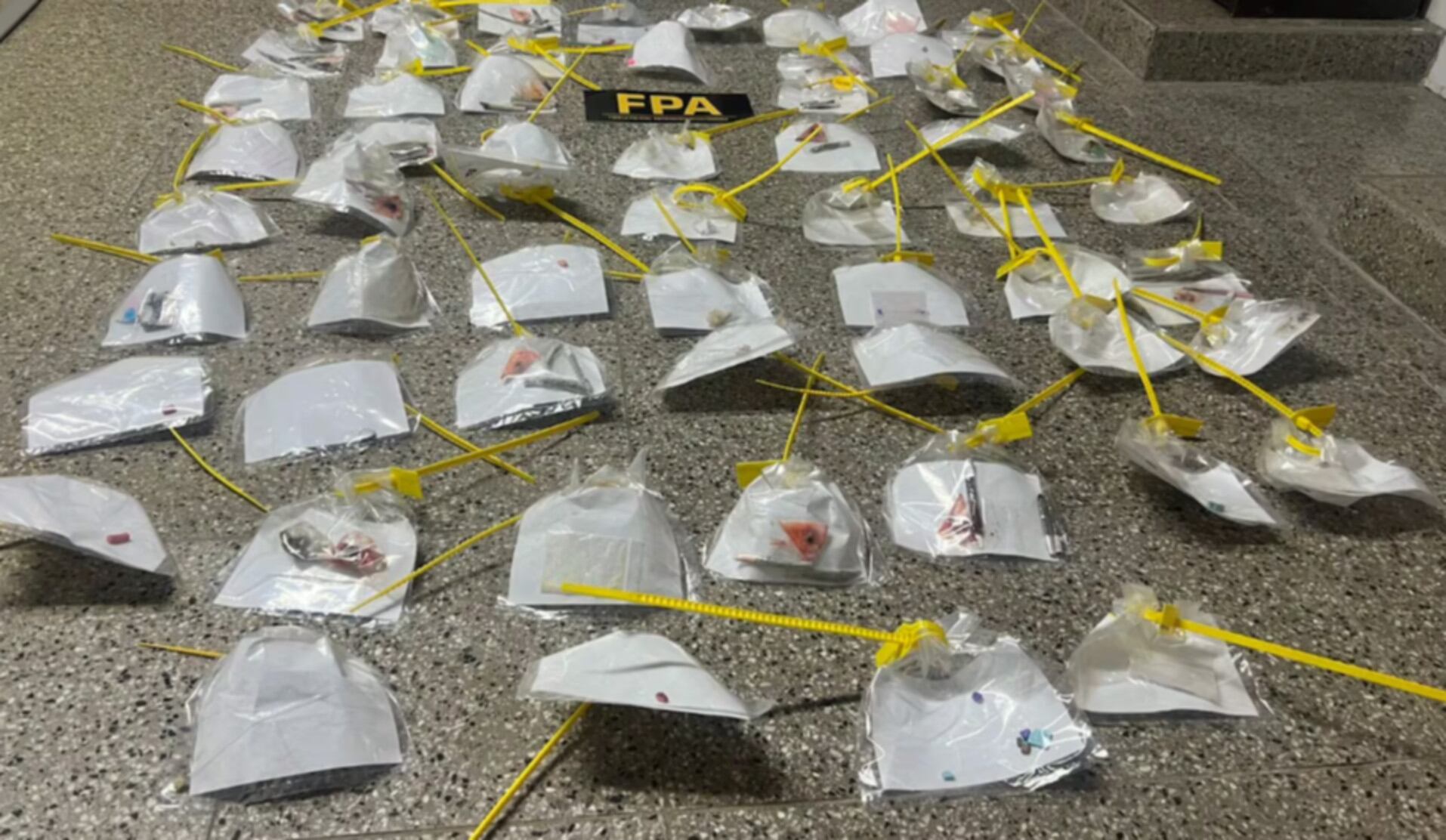 Hallaron tusi y pastillas de éxtasis ocultas en caramelos en una fiesta electrónica en Córdoba