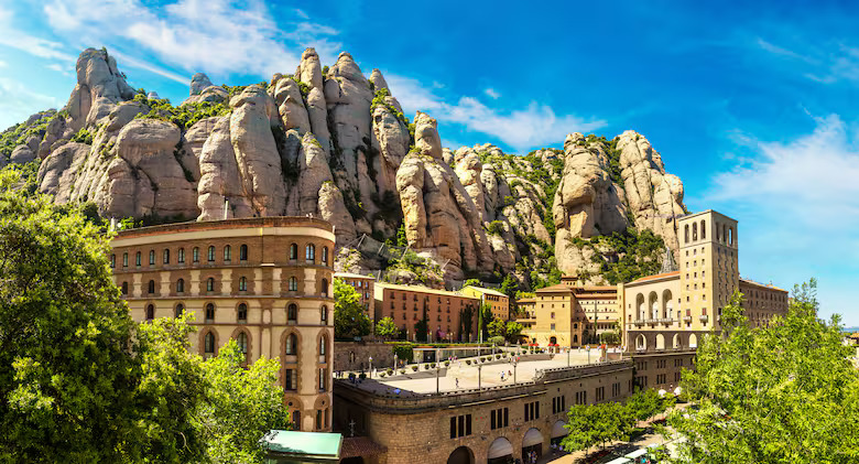 El lugar cercano a Barcelona con una abadía de mil años al que se llega en funicular