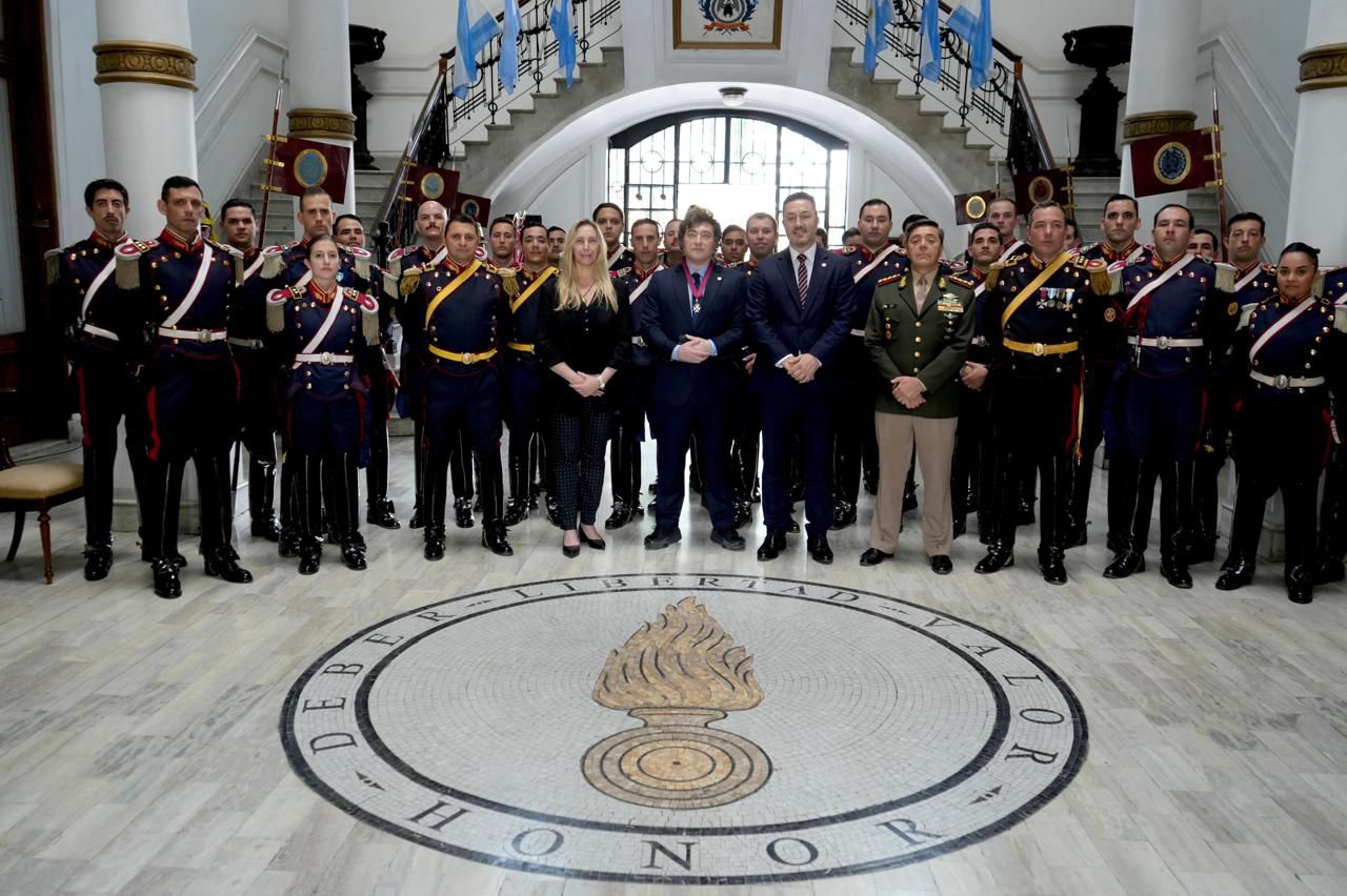 Milei recibió dos distinciones: “granadero honorífico” y la “Orden Ecuestre Militar de los Caballeros”