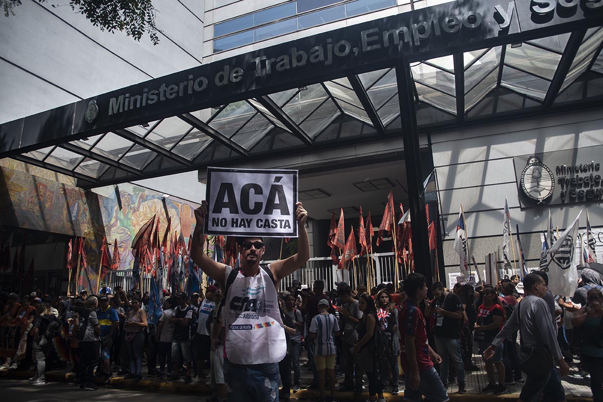 Movimientos sociales marchan a Trabajo para exigir suba del Salario Social Complementario