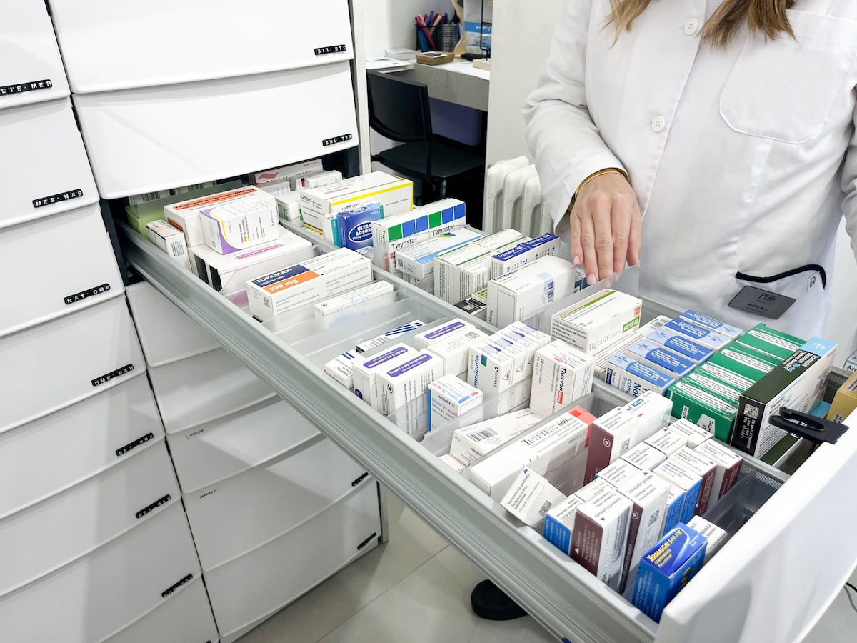 Por riesgo sanitario, suspenden a un laboratorio y ordenan retirar sus medicamentos