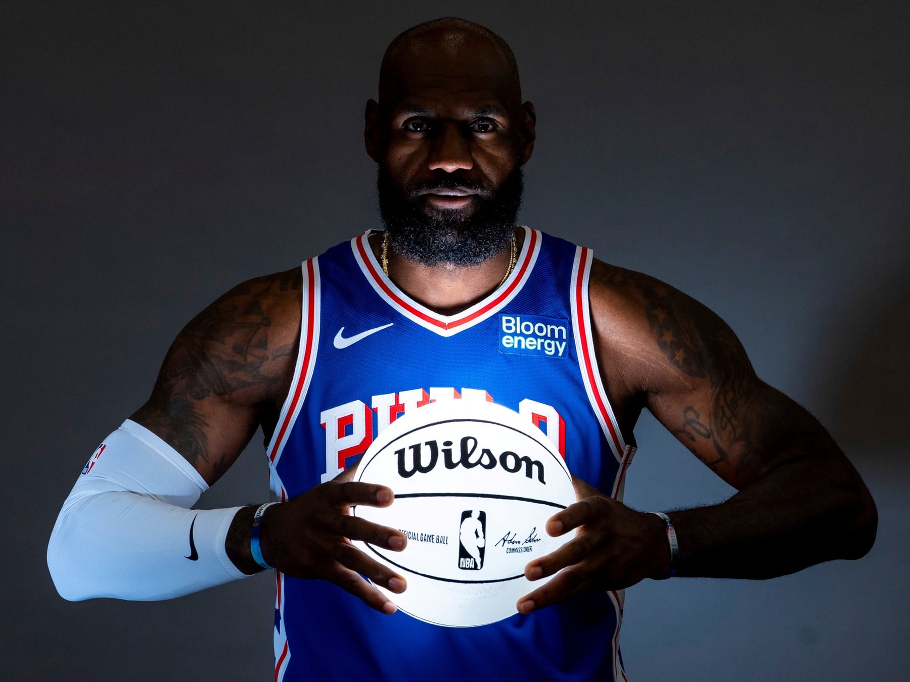 LeBron James firmó con los 76ers por dos temporadas y va por su quinto anillo a los 41 años