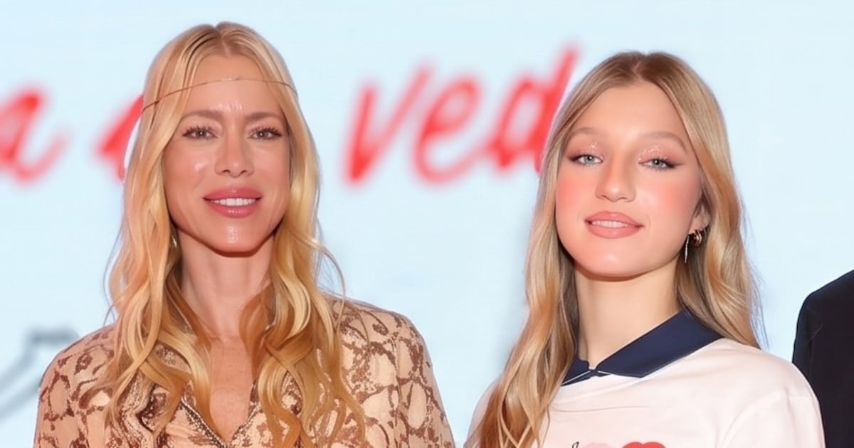 Allegra Cubero se calzó la gorra y se animó a la pasarela con mamá Nicole mirando desde la platea