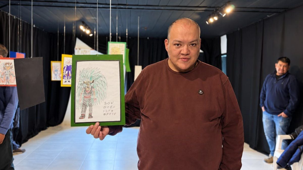 Daniel, el vecino de Aluminé que pasó de regalar sus dibujos a exhibirlos en la Casa de la Cultura