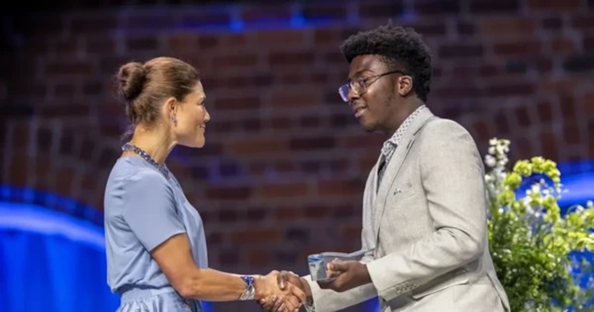 Un canadiense de 17 años construyó un robot que junta plástico del agua con ayuda de un líquido magnético