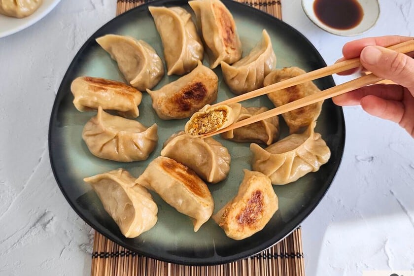 Treinta gyozas caseras con tofu ahumado y shiitake: la receta que aprovecha hasta el agua de los hongos