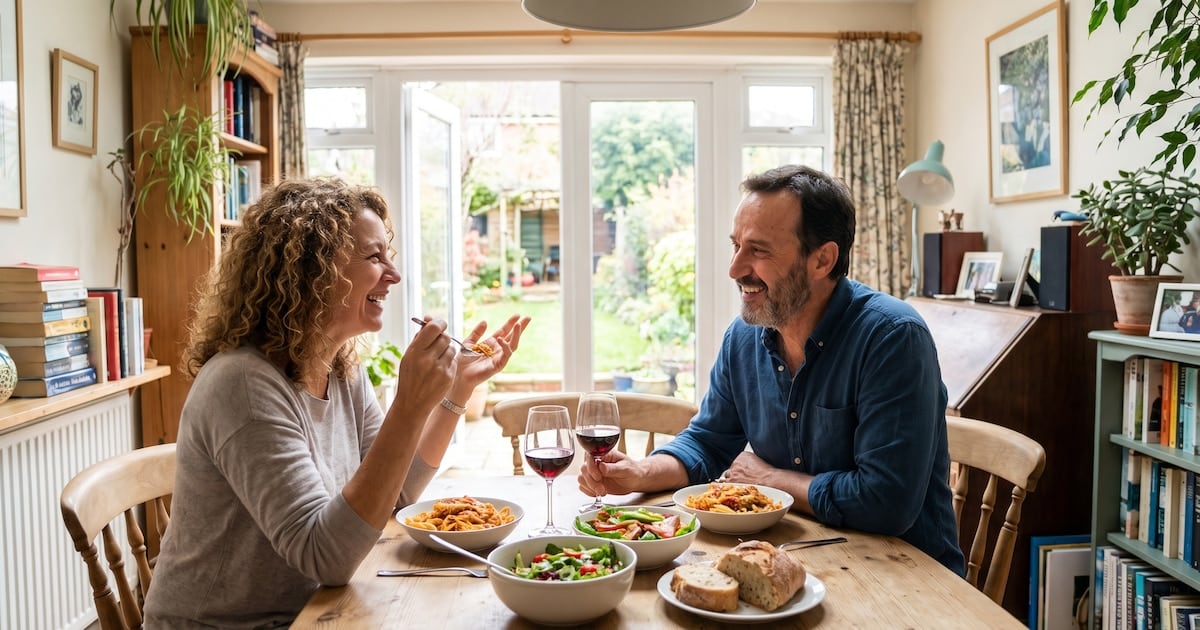 Comer en compañía: lo que un nuevo estudio dice sobre el cuerpo y la mesa compartida