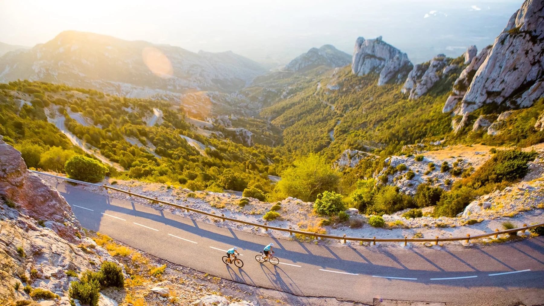 De Barcelona a los Pirineos: la ruta de dos mil kilómetros que une mar, monasterios y cielo estrellado en Cataluña