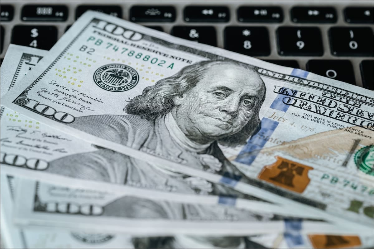 El dólar oficial se mantiene en $1540 y el blue en $1560 en la referencia del domingo, sin operativa bancaria