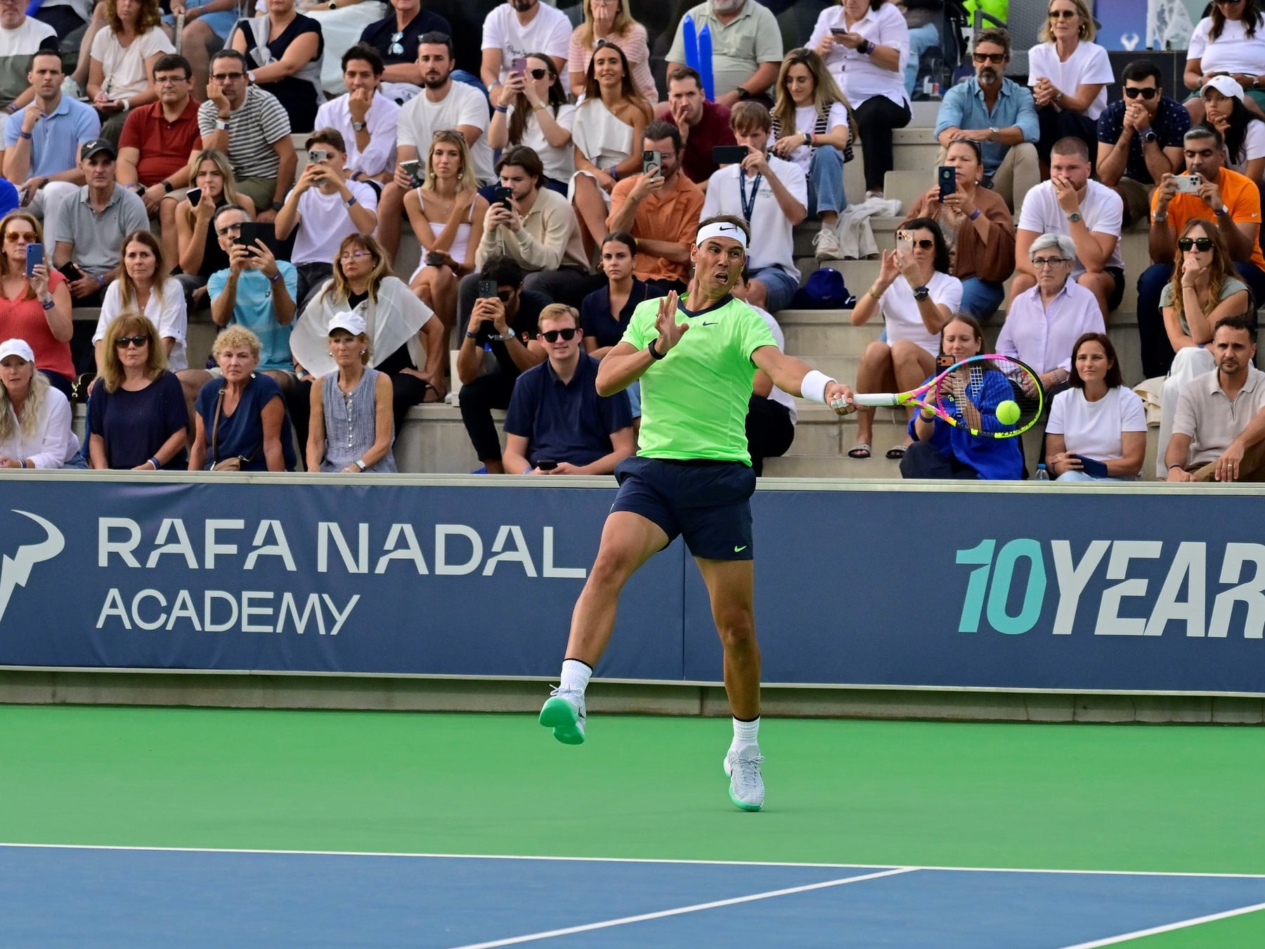 Nadal volvió a la cancha en Manacor y lo hizo a la manera de los suyos: con amigos y una sonrisa