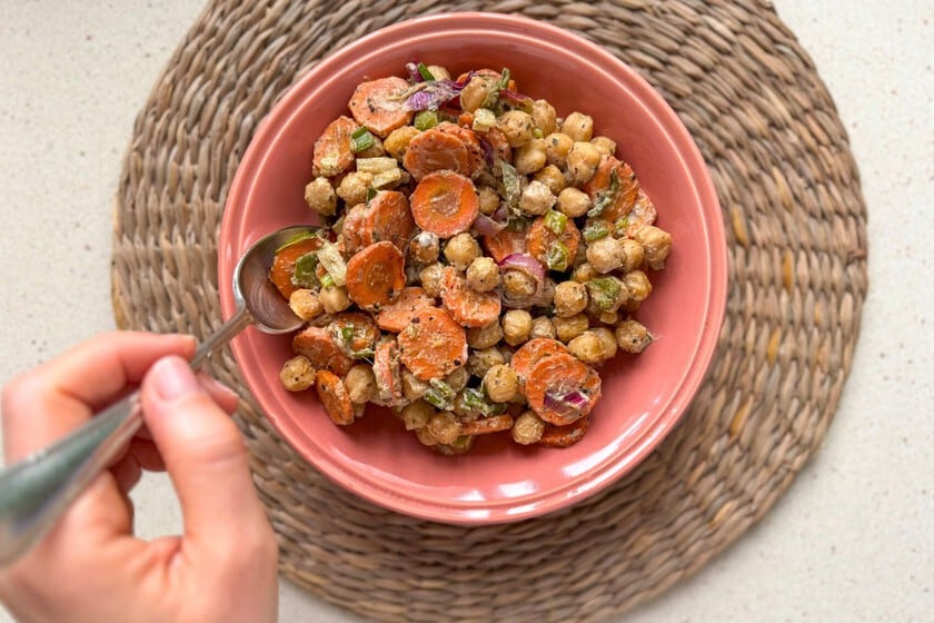 Una ensalada templada de garbanzos y zanahoria con sello de sésamo: técnica de horno y salsa de tahini en 30 minutos