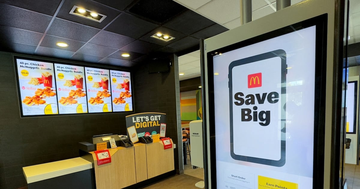 McDonald's y el precio que cambia de manzana en manzana: cómo funciona la herramienta de IA que sugiere cuánto cobrar en cada local