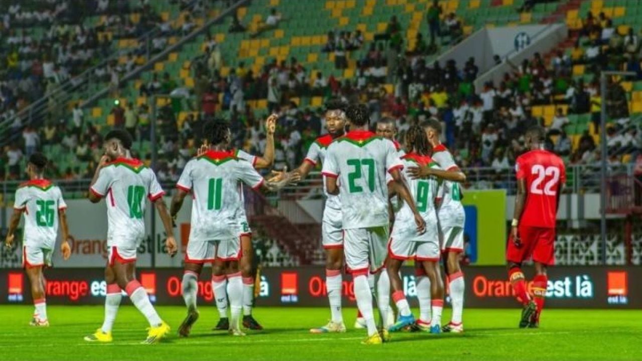 Argentina goleó a un Burkina Faso improvisado que aterrizó en Buenos Aires cinco horas antes del pitazo