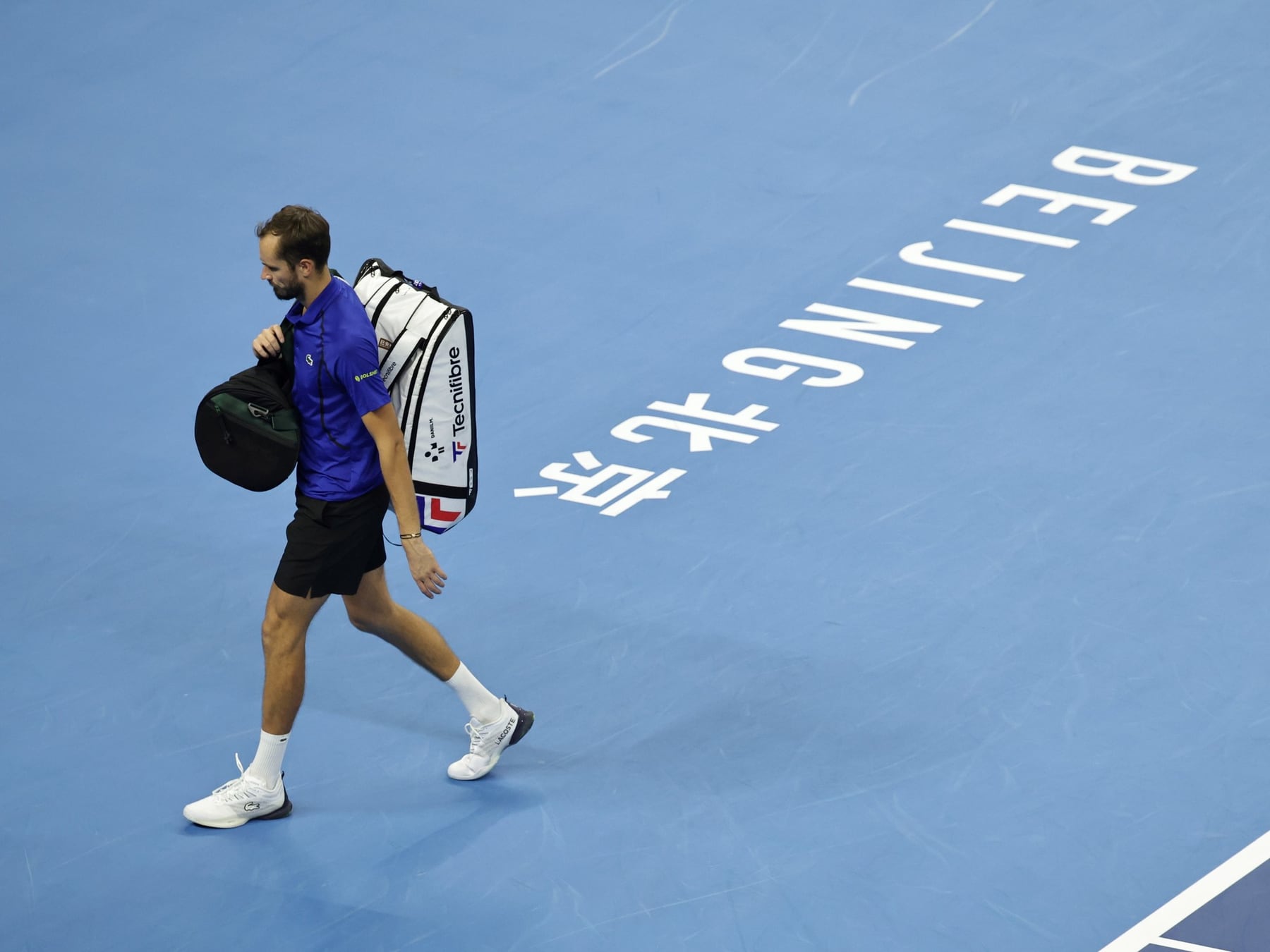Medvedev se autodescartó en China y Djokovic entró a la final sin terminar el set