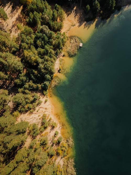 La capilla de madera que los hacheros levantaron sobre el lago Lácar y que sólo se puede ver desde el agua
