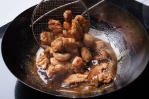 Dos harinas, una salsa y un corte a tiempo: la fórmula del pollo al limón que no se desarma en el plato