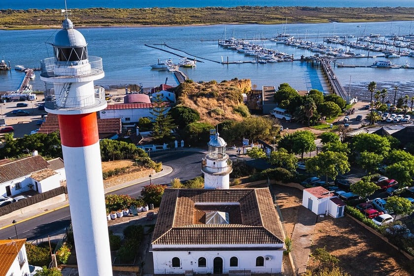 El Rompido: coquina, ferry y dos faros centenarios en la costa onubense