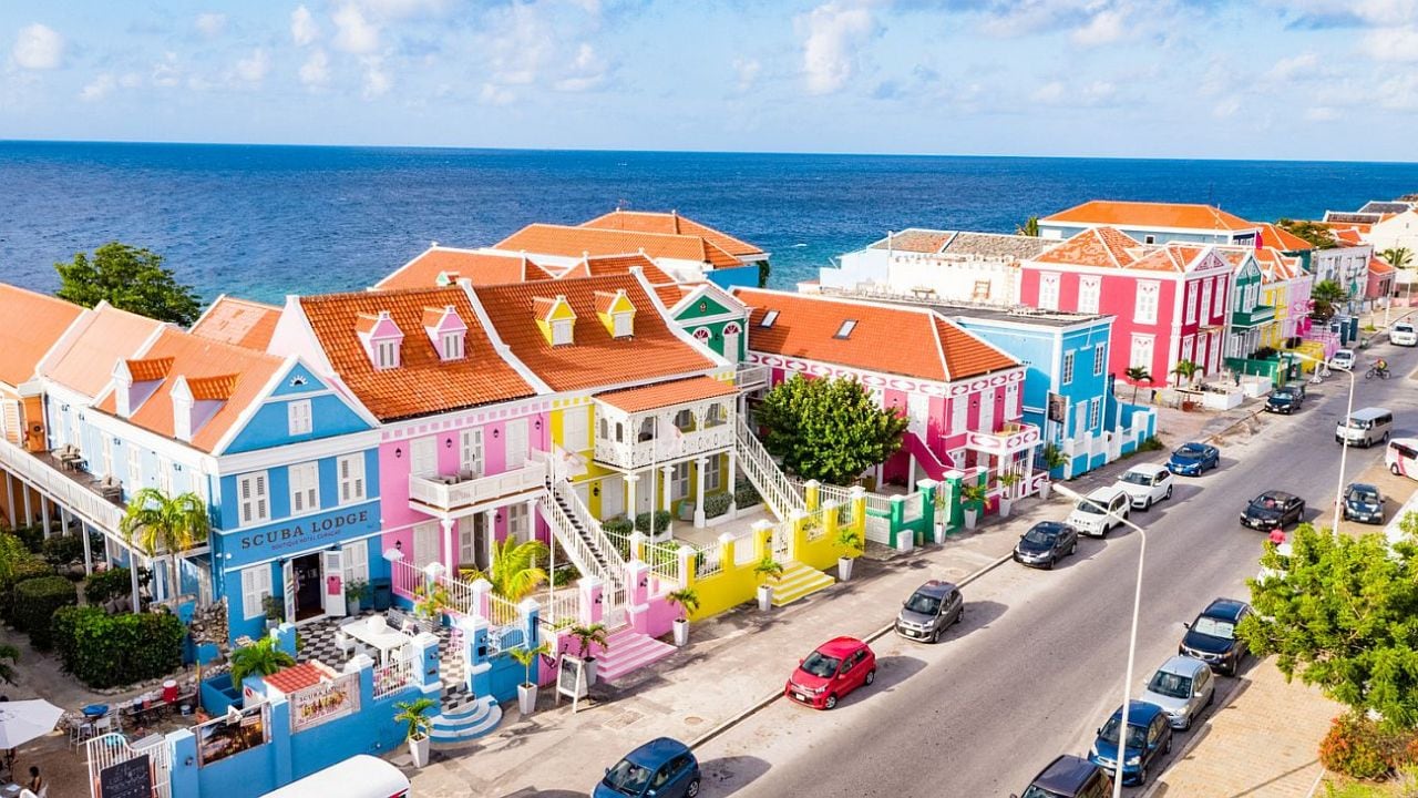 Curazao, esa isla que suena a Caribe pero se mueve como Holanda: 35 playas, una cueva con cangrejos y un buggy a 240 dólares