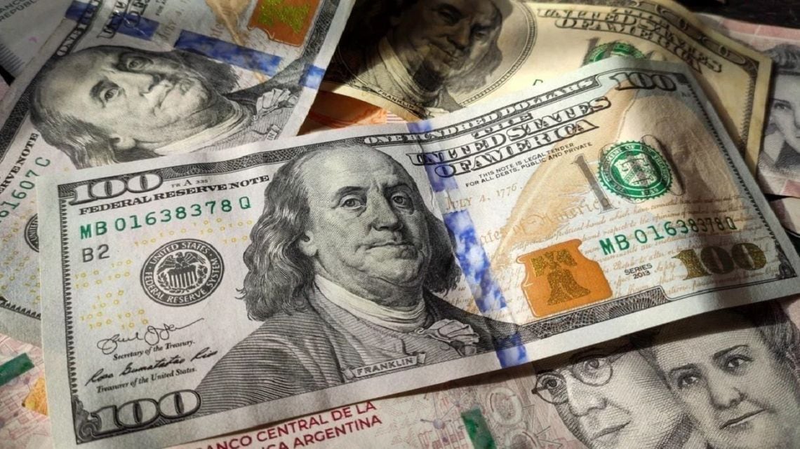 El blue retrocedió quince pesos en la quinta rueda y quedó igualado al oficial en $1.540