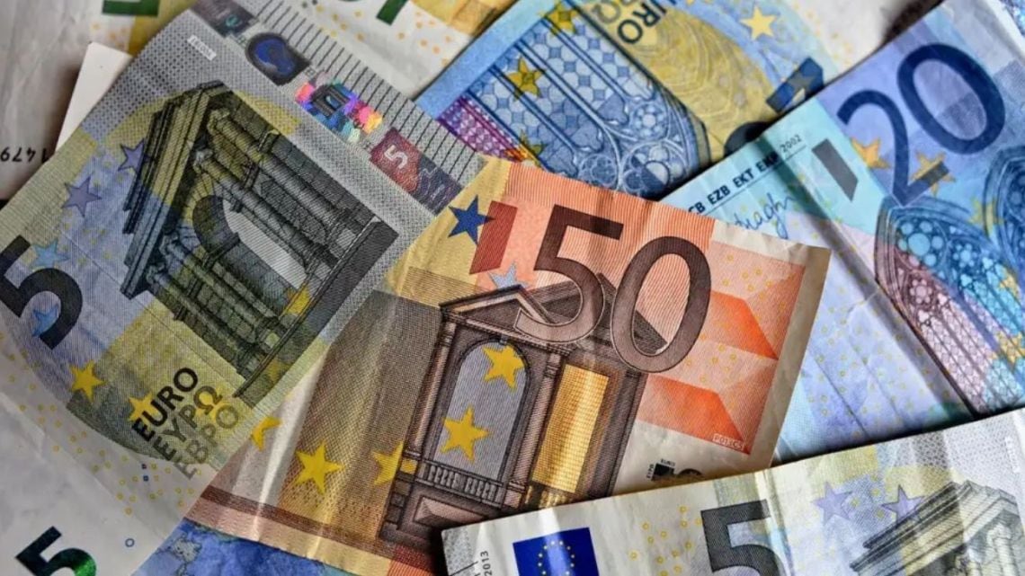 El euro blue retrocedió seis pesos y se ubica a $1.832,75 para la venta en el cierre de la semana