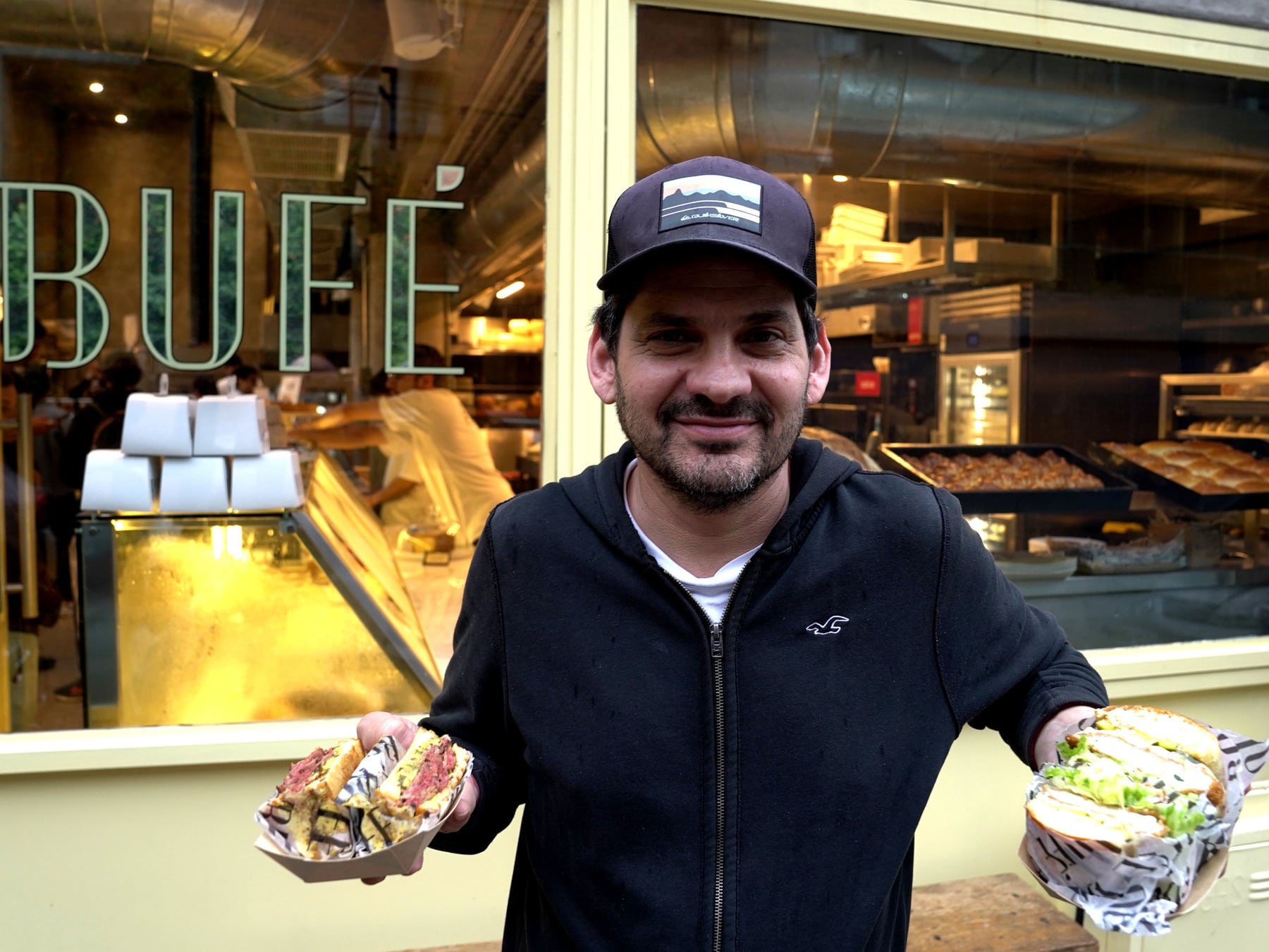 Núñez tiene un pasillo donde se hace, se vende y se come todo lo artesanal: pastas, panes, chacinados y sándwiches bajo un mismo techo