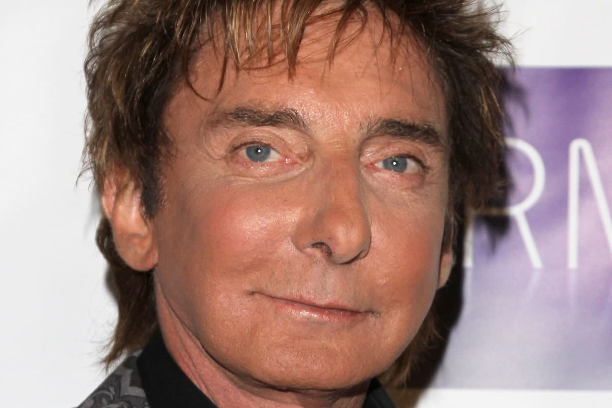 Barry Manilow se bajó del escenario a las dos canciones y la bronquitis volvió a complicar su regreso