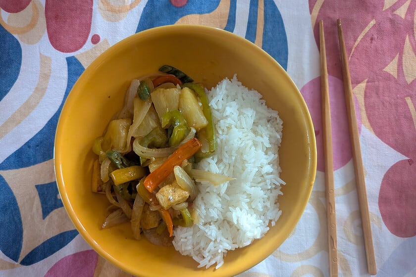 Tofu agridulce con piña: la versión vegana del clásico salteado chino que se cocina en menos de veinte minutos
