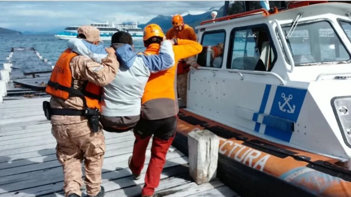 Un tobillo, un lago y una hora y media: así fue el rescate del turista accidentado en el sendero al Bosque de los Arrayanes