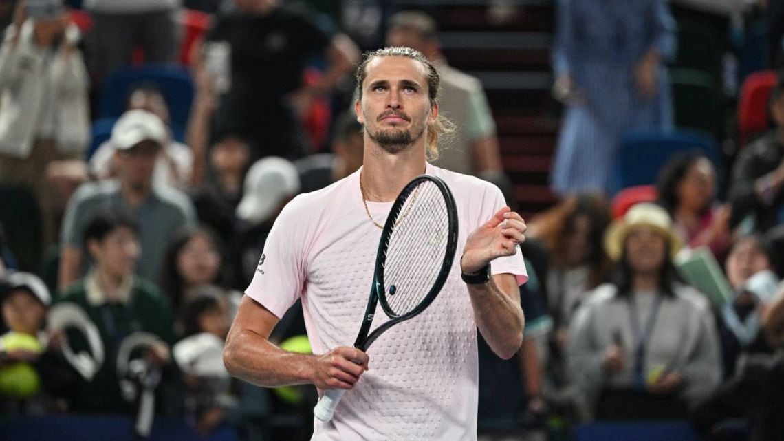 Zverev la peleó, la ganó y va por De Miñaur en Shanghái