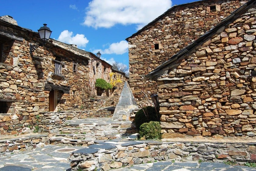 Umbralejo: el pueblo de pizarra que se repobló con aulas y visitantes en la sierra de Guadalajara