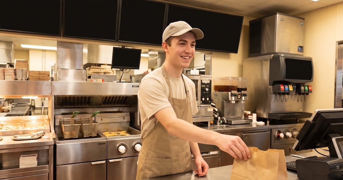 Cuánto gana en octubre un empleado de fast food: del aprendiz al maestro pizzero, con todos los adicionales bajo la lupa