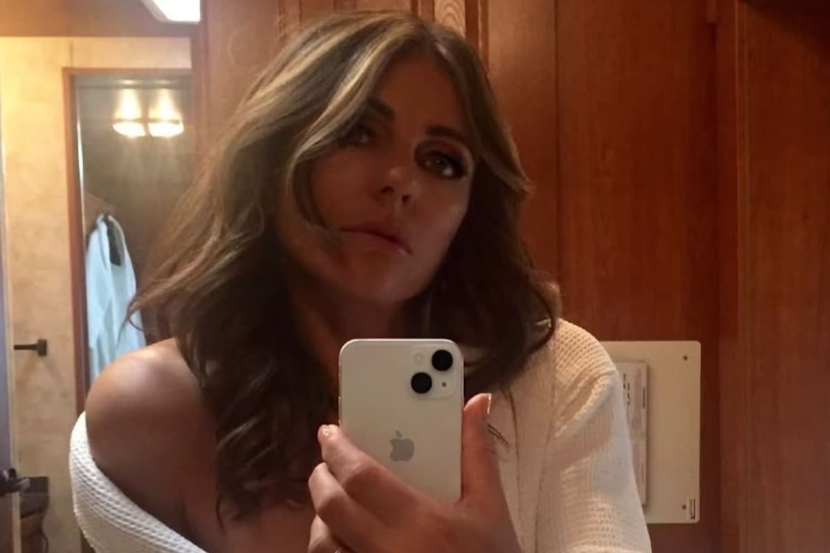 Elizabeth Hurley volvió al set de The Burbs y un anillo en su mano izquierda desató las hipótesis