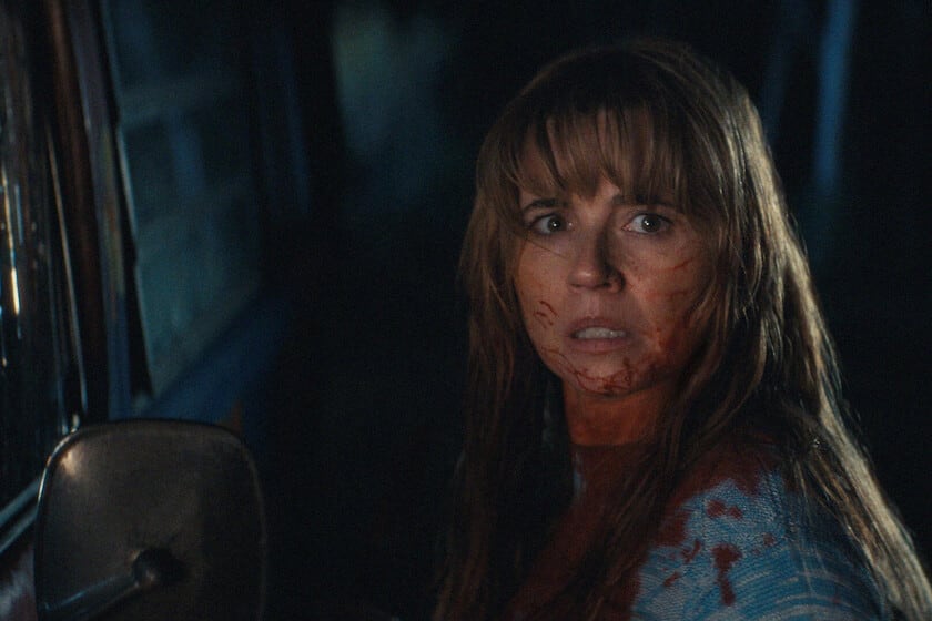 Linda Cardellini le pone el cuerpo (y la cara de madre rota) a la nueva precuela de Viernes 13 que ya está en HBO Max