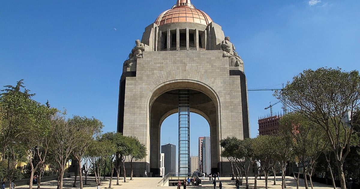 El gigante de hierro que la Revolución dejó a medio construir y que hoy se corona como el arco triunfal más alto del mundo