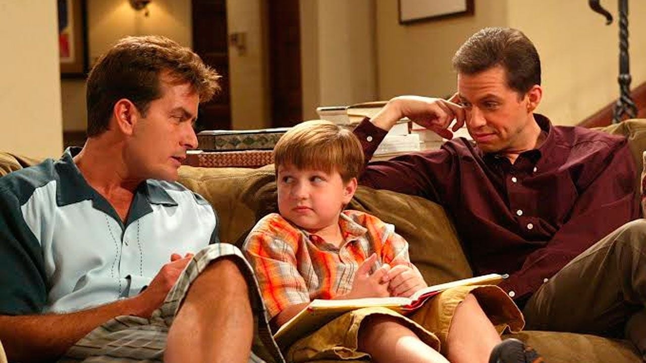 Hugh Grant se vistió de Charlie Harper por un rato y después se arrepintió: la oferta millonaria que dejó pasar para no entrar en Dos hombres y medio