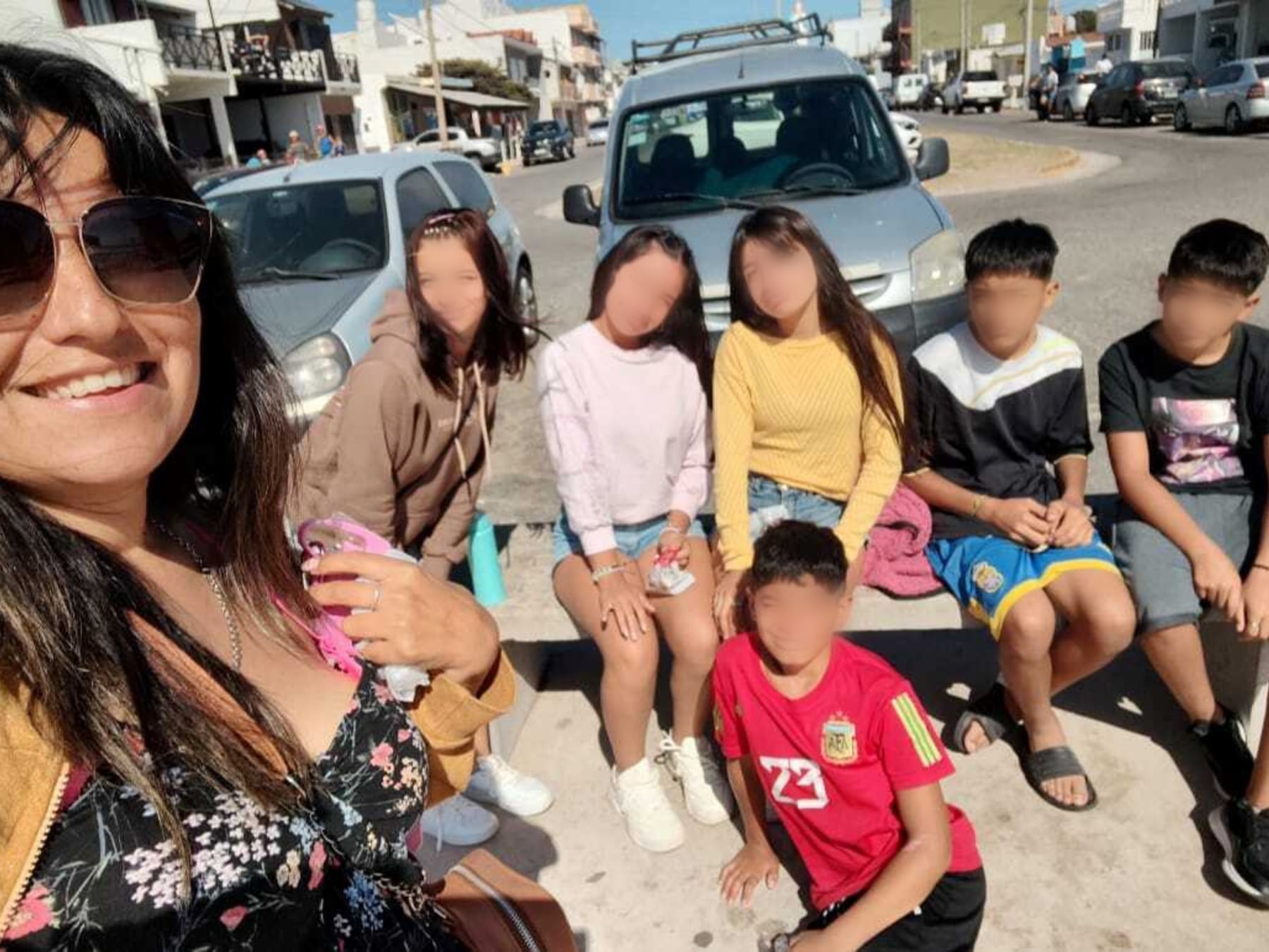 Maria Laura, maestra en el sur: adopto a seis hermanos y la vida le sumo un septimo hijo