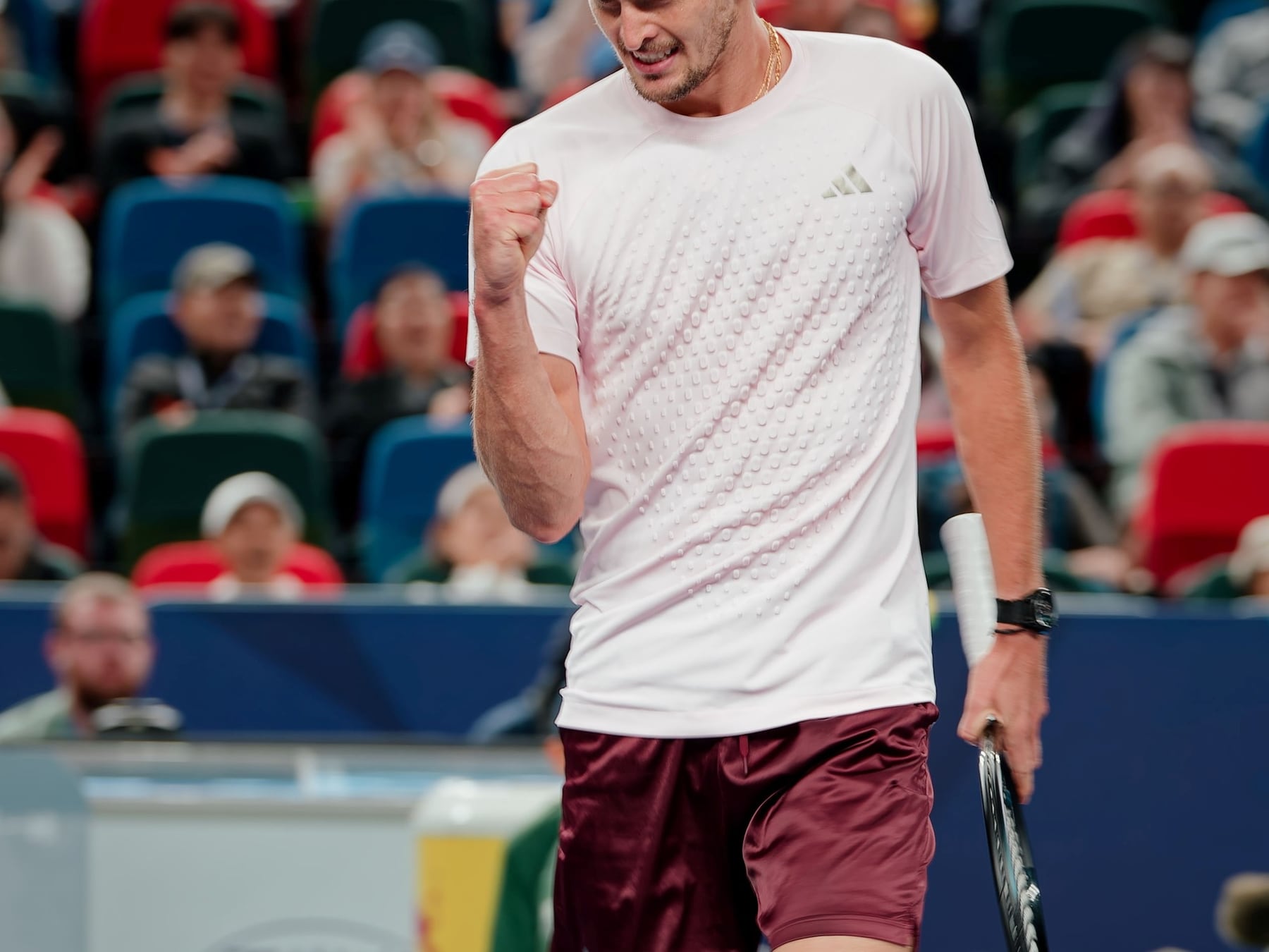 Zverev pasó a semis en Shanghái con una clase de eficiencia ante De Miñaur y ahora va por Davidovich Fokina