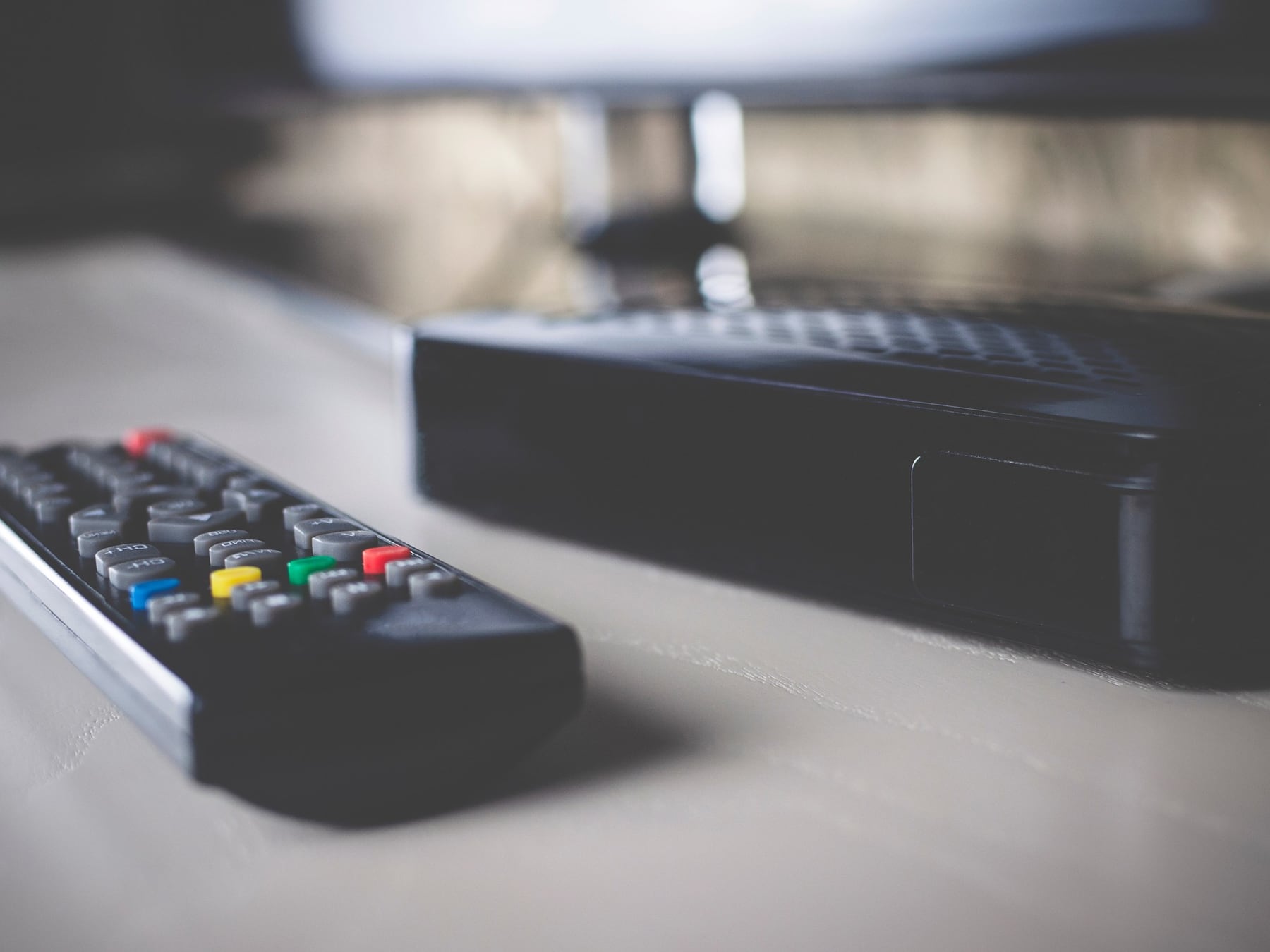Un decoder barato, una red zombie y un dato en la mesa: lo que hallaron dos chilenos en una TV box comprada en Santiago