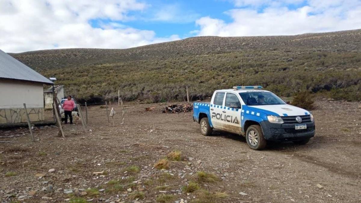 María y sus tres hijos, una semana aislados en la meseta neuquina hasta que la policía llegó con comida