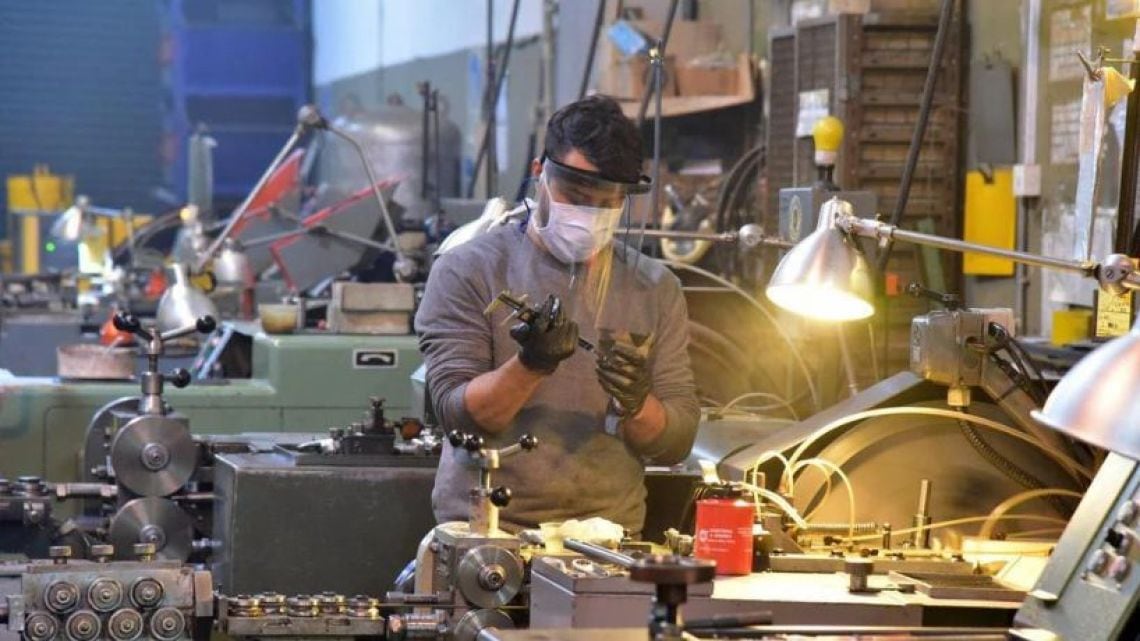 La industria corre con 41,5% de la planta apagada y empuja al trabajo informal