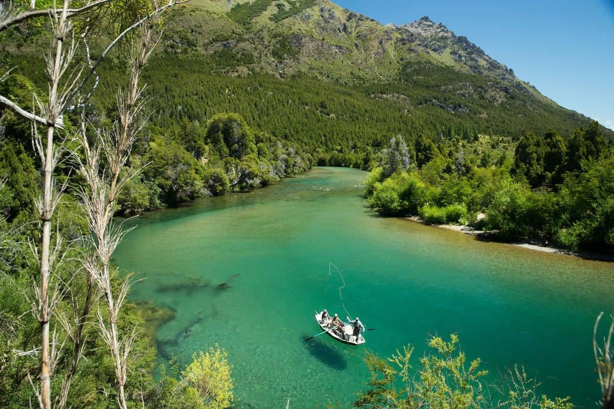 Desde el norte neuquino, Carolina ya carga el reel: arranca la temporada de pesca y los permisos se sacan por la web