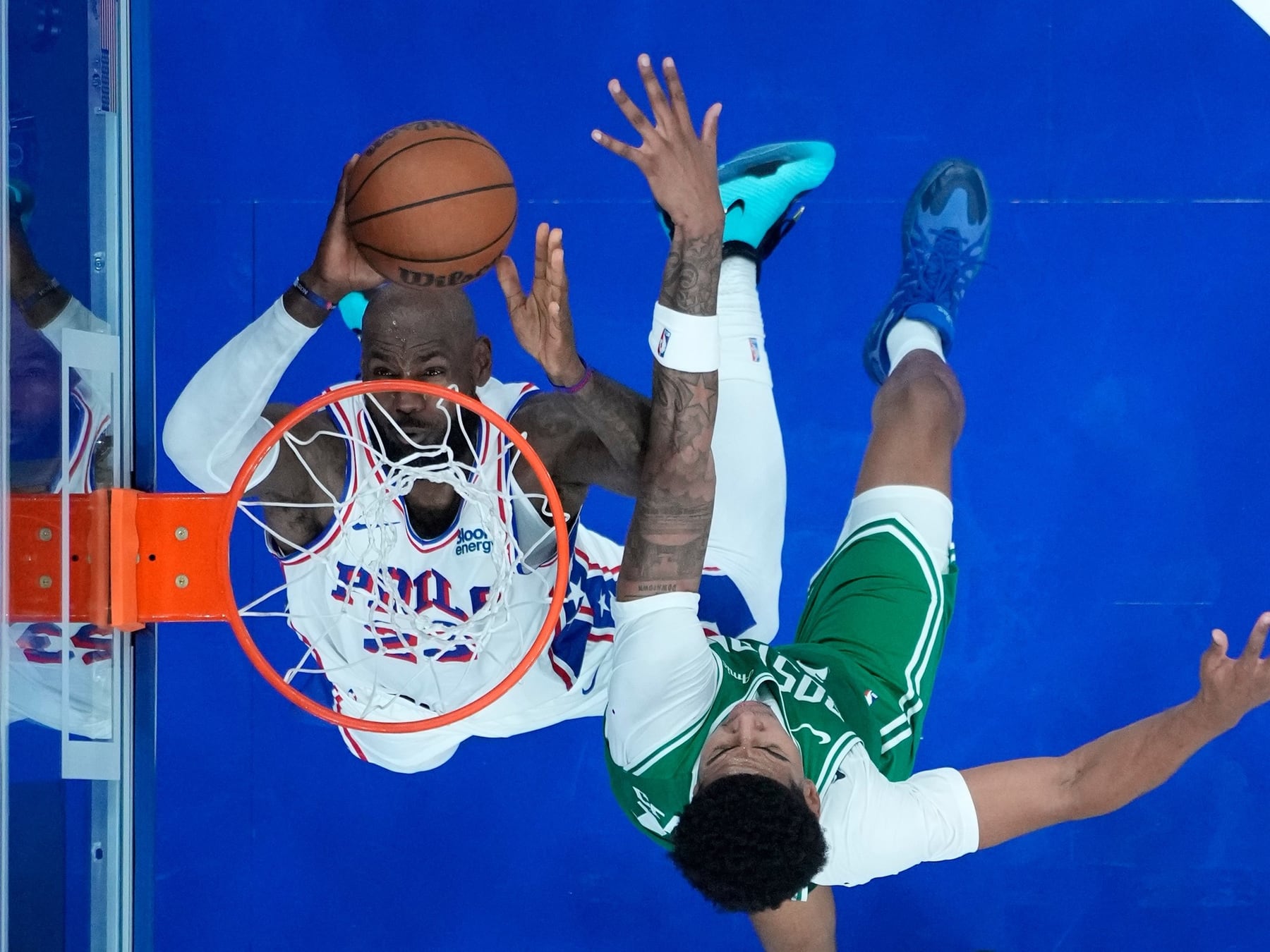 LeBron James lució la camiseta de los 76ers en el Xfinity Mobile Arena y firmó un alley-oop a la orden de Maxey
