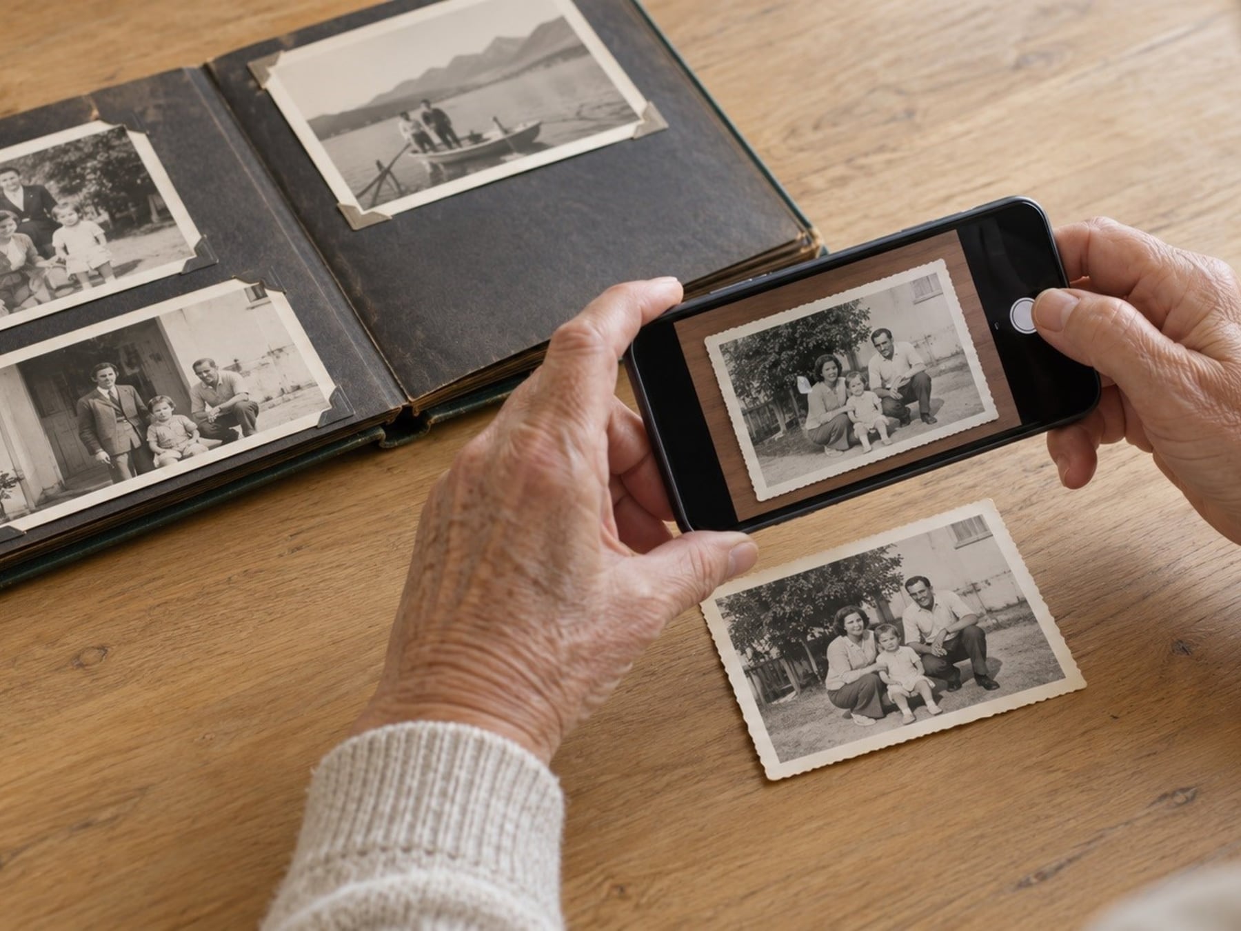 Del cajón al celular: cómo pasar las fotos de papel al teléfono sin perderlas en el intento