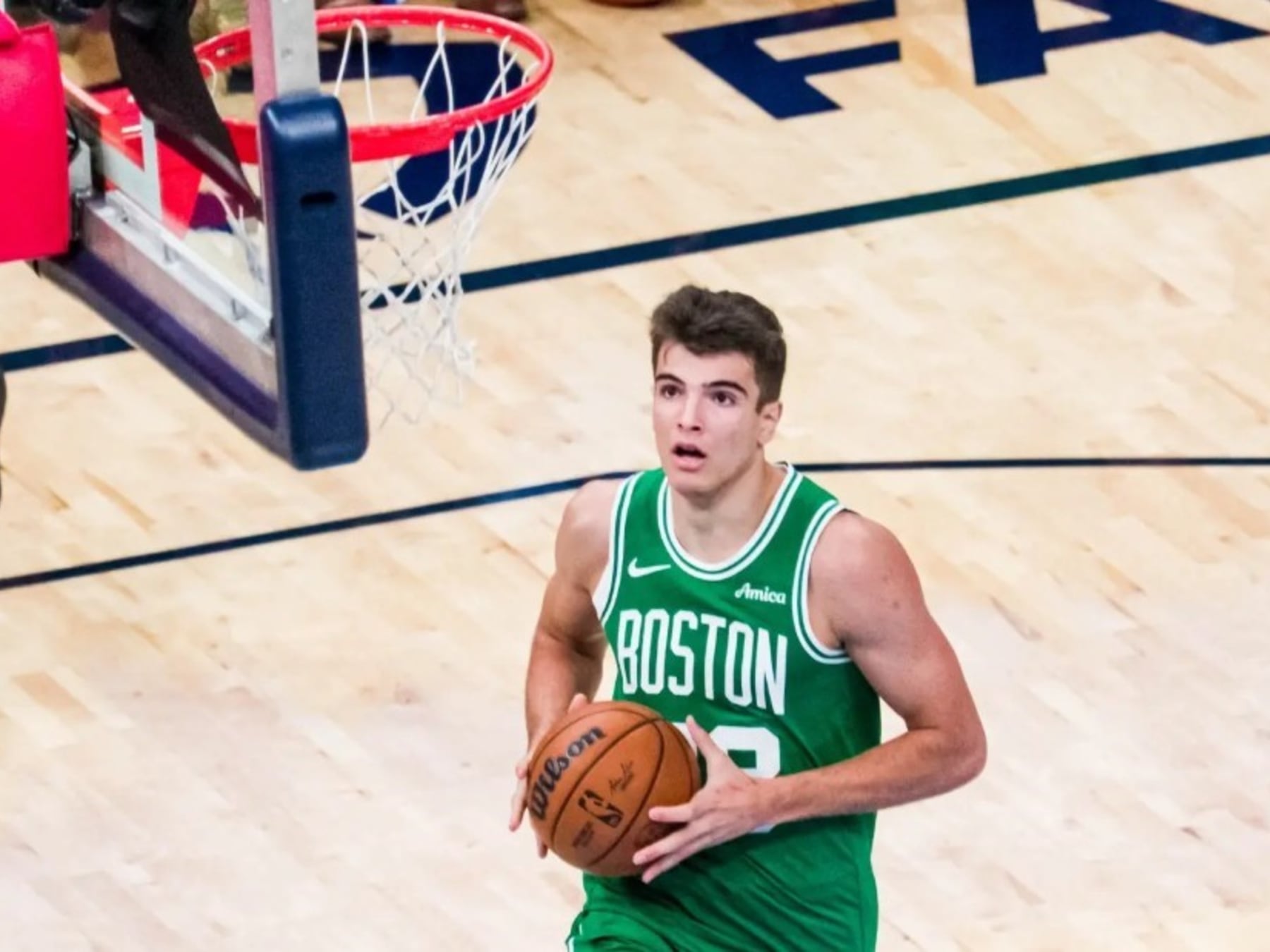 La volcada de Hugo González que reabre el debate sobre los pasos en la NBA