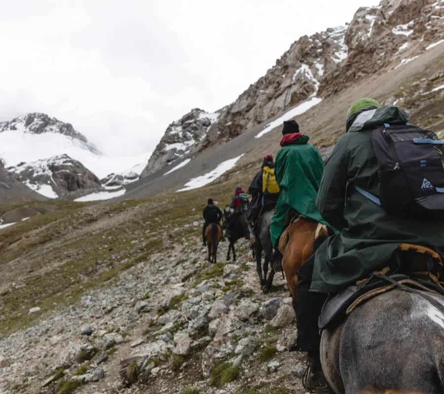 Cabalgatas en Caviahue: cuánto sale la experiencia y qué incluye la propuesta familiar que pone el foco en el bienestar del caballo