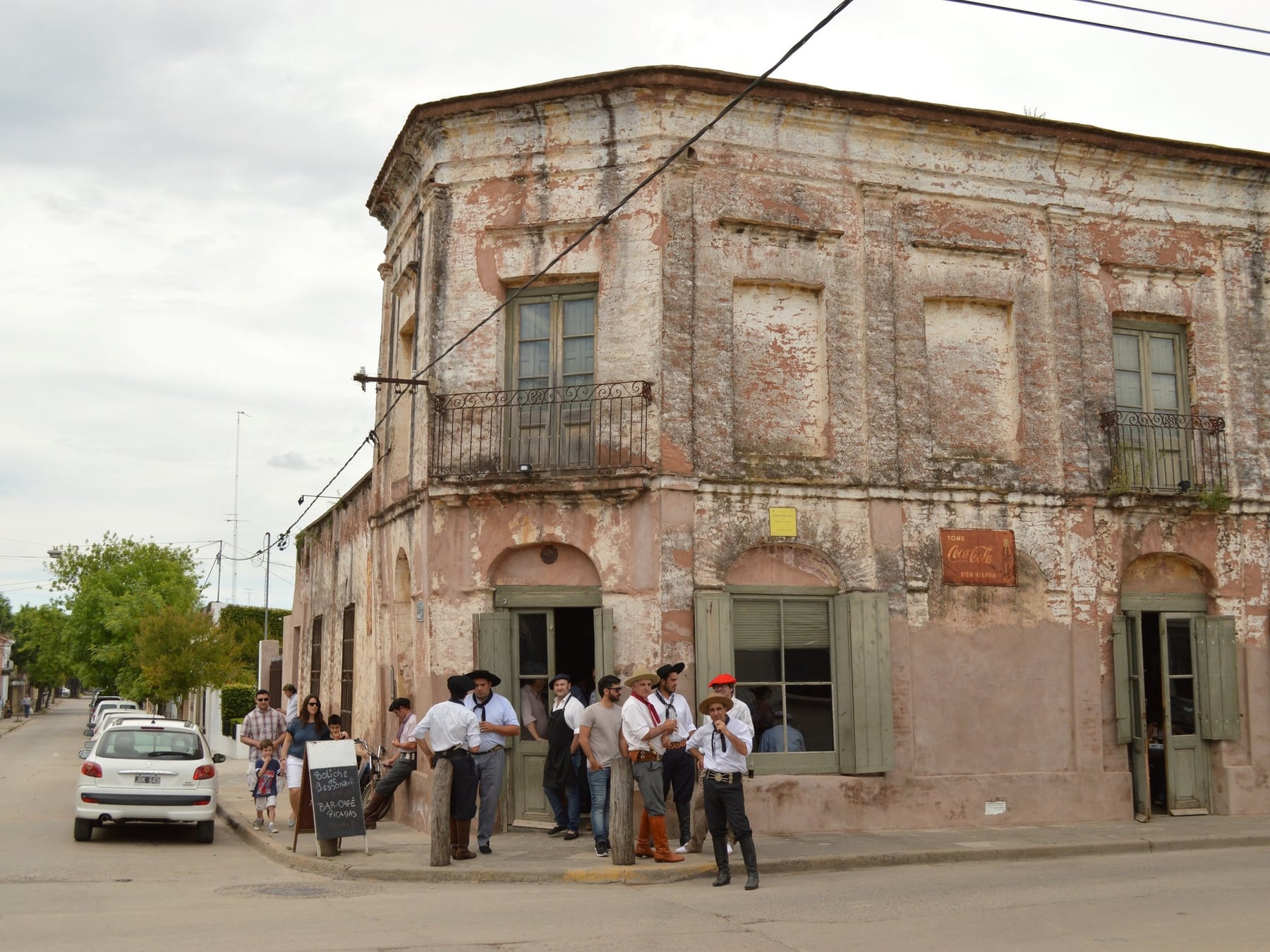 San Antonio de Areco: la pulseada silenciosa entre la cinta transportadora y el taller de autor