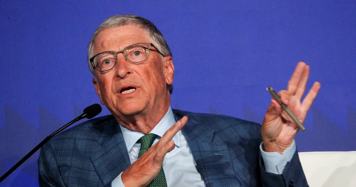 Bill Gates pidió desde el Vaticano que los gobiernos metan mano en la inteligencia artificial antes de que sea tarde