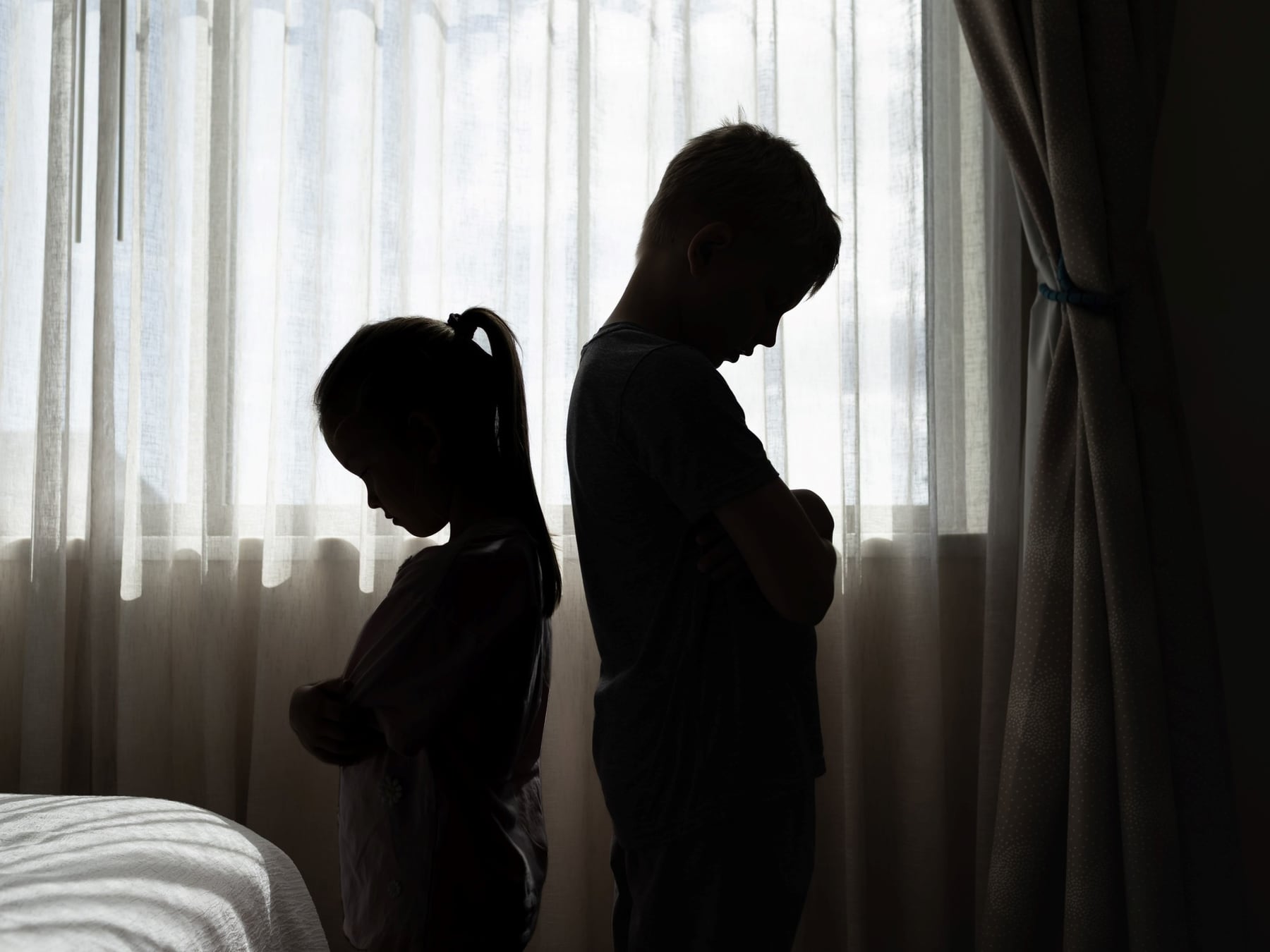 Cuando los hermanos no comparten la misma infancia: por qué los recuerdos se pelean en la mesa familiar
